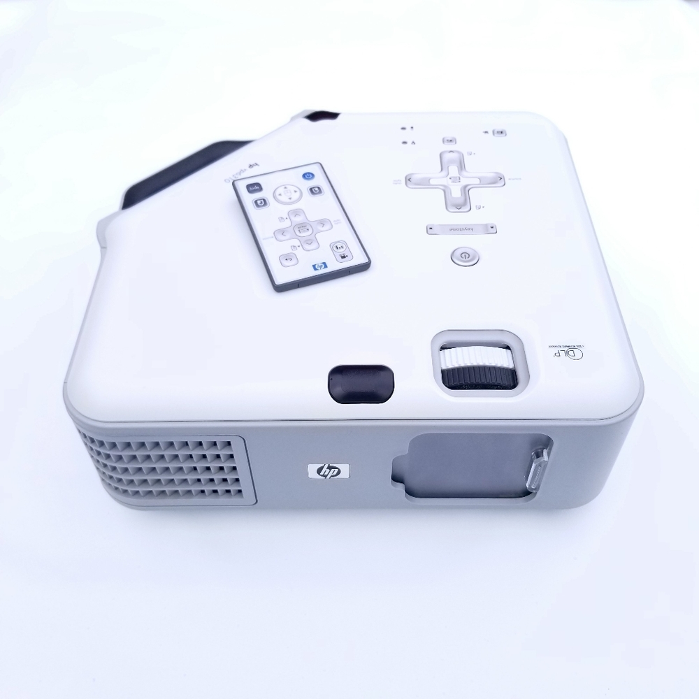 Digital Multimedia DLP Projector w/DVI, VGA, USB & Speaker - 800x600, 1600 Lumen